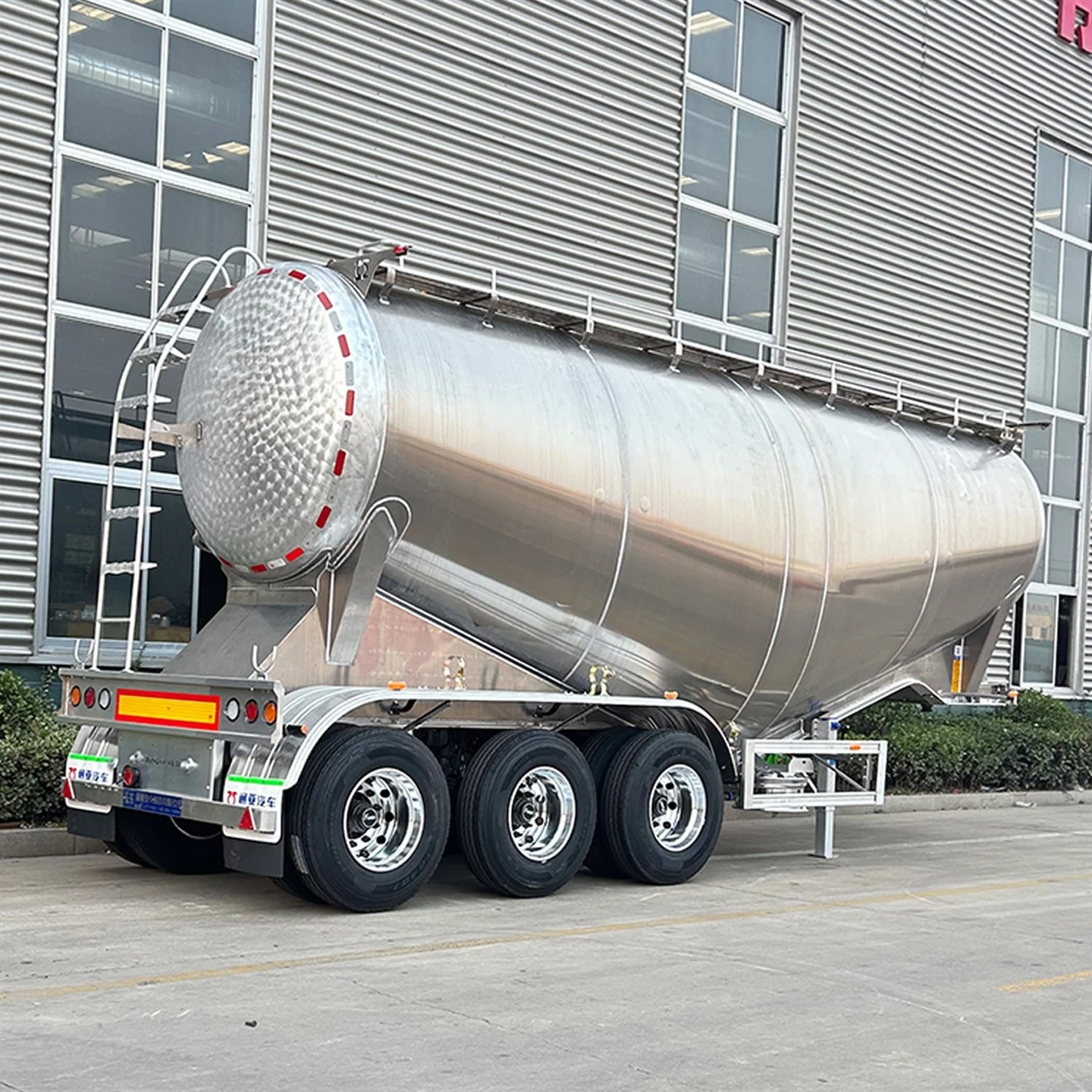 Aluminijumska prikolica za rasuti cement